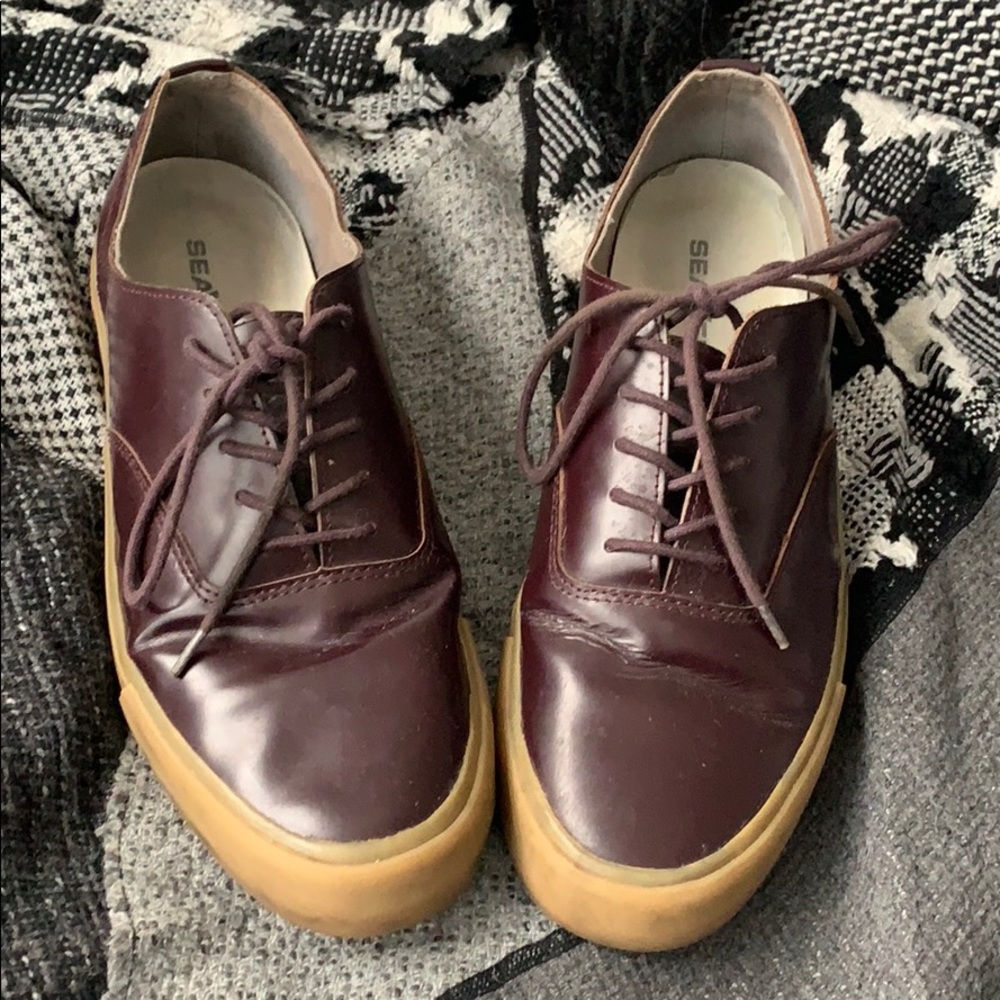 Men’s casual leather sneakers